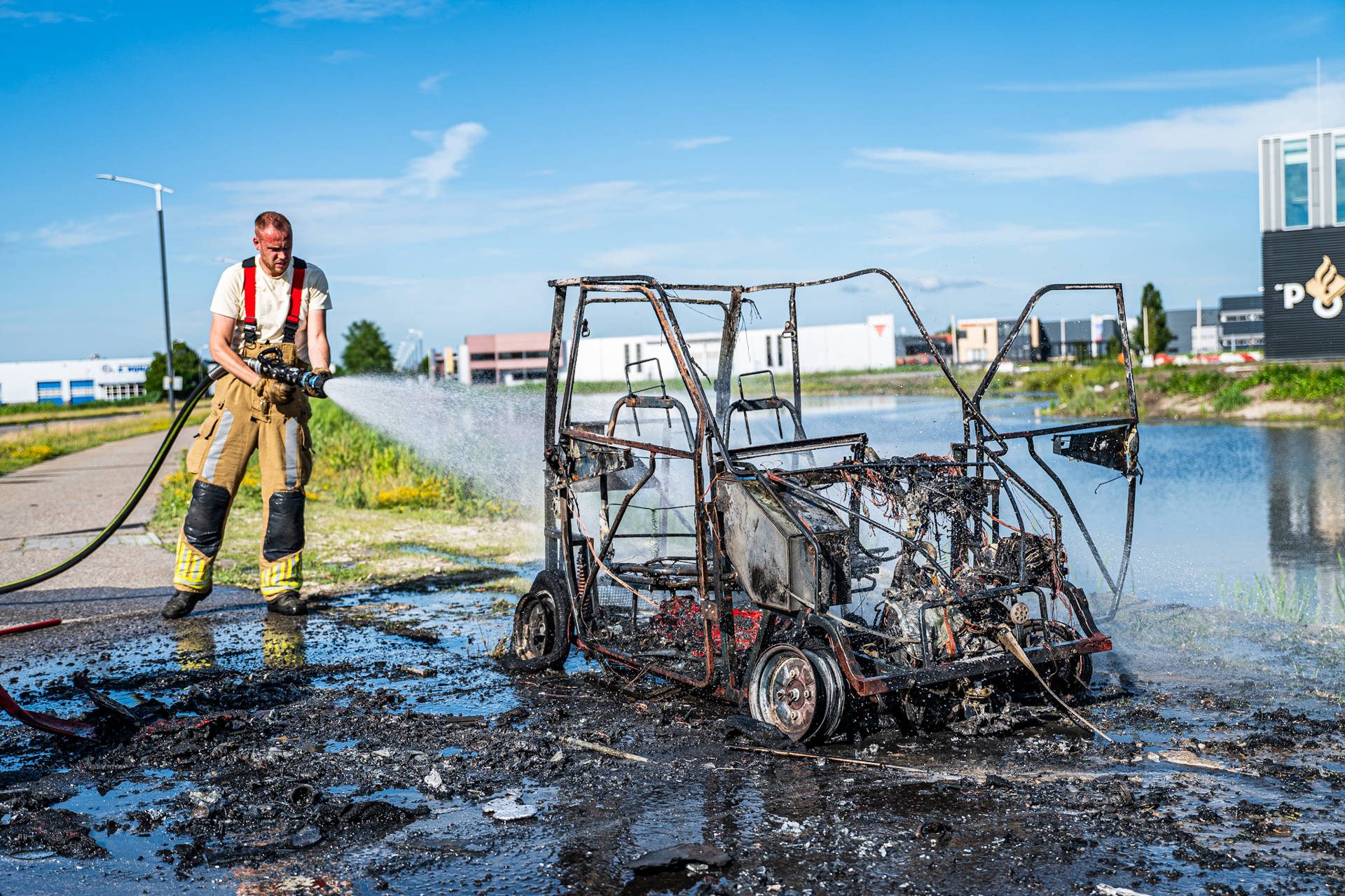 Brommobiel volledig uitgebrand op fietspad