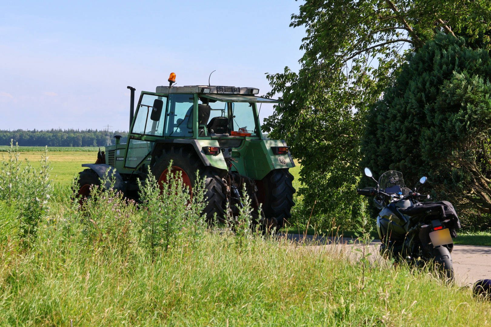 Motorrijder gewond na botsing met tractor