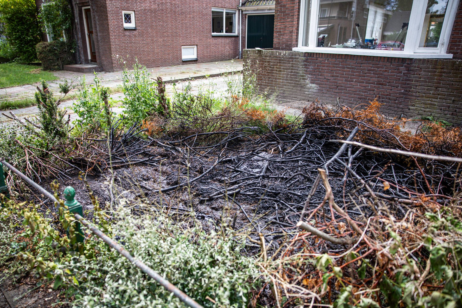 Brandweer blust brand in bult snoeiafval in Heerenveen