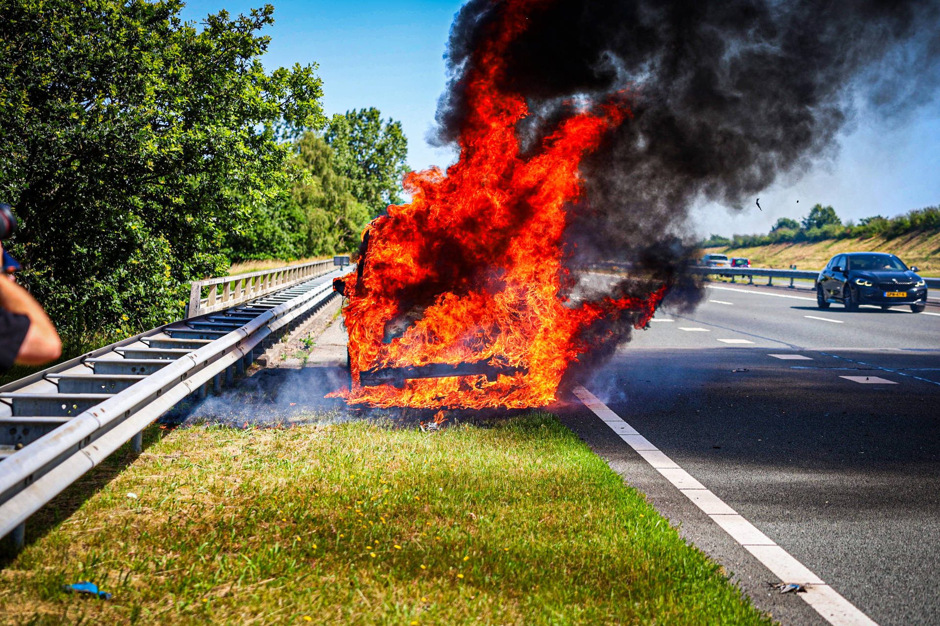 Bestelbus volledig uitgebrand op snelweg