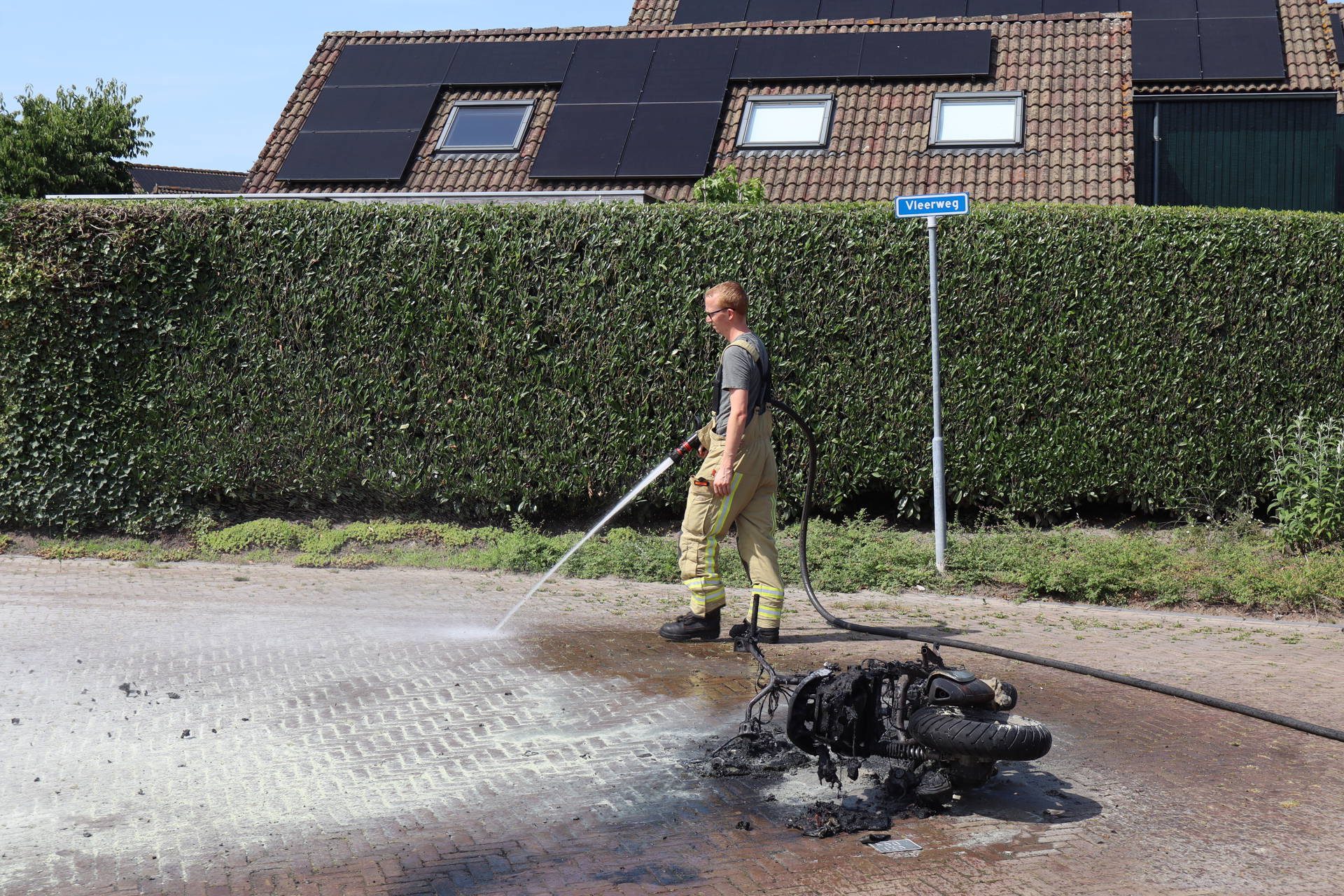 Brommer volledig uitgebrand