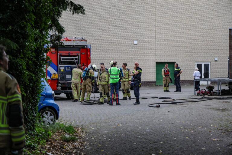 Brand op dak van hotel