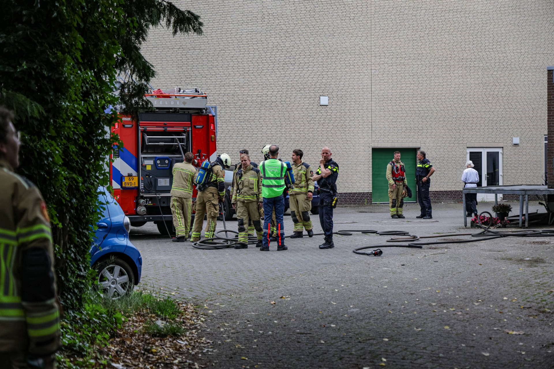 Brand op dak van hotel