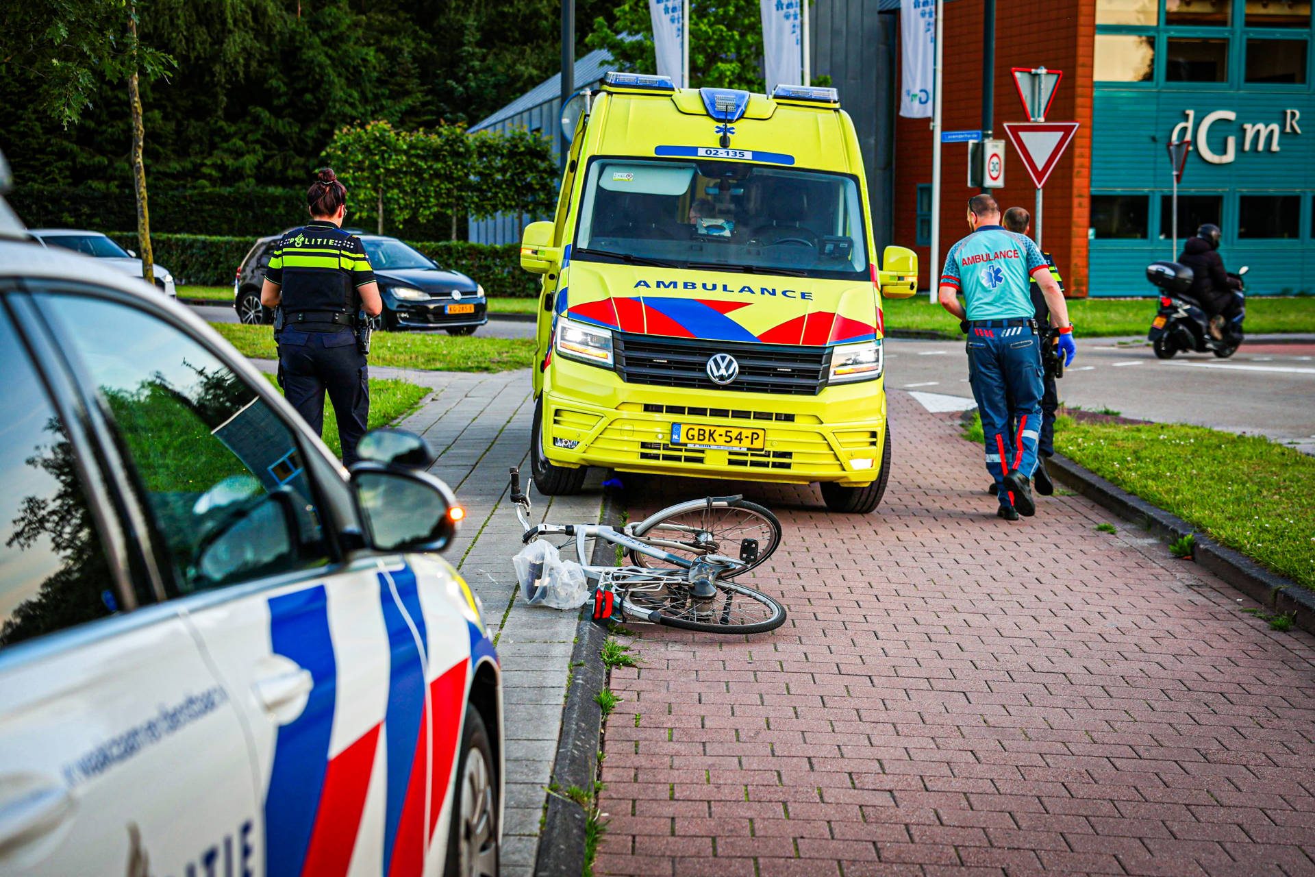 Fietser geraakt door politievoertuig tijdens achtervolging