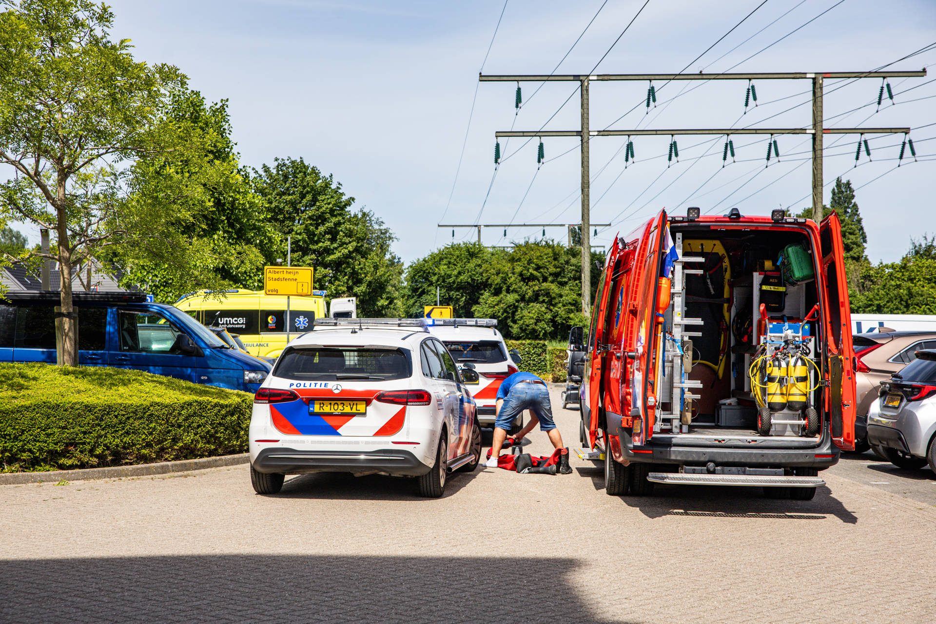 Oudere man met scootmobiel bijna te water