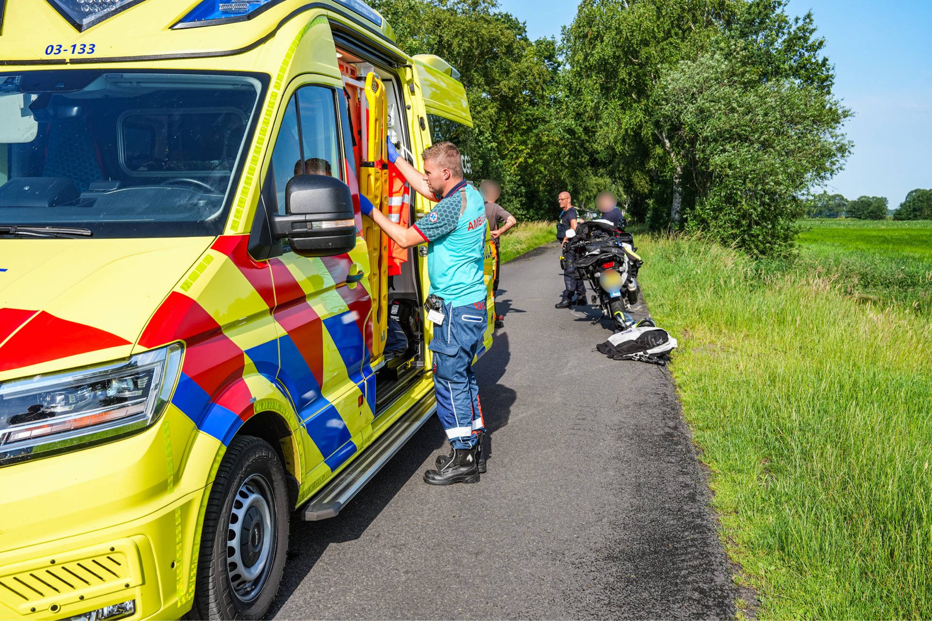 Motorrijder gewond na botsing bij geblokkeerde weg