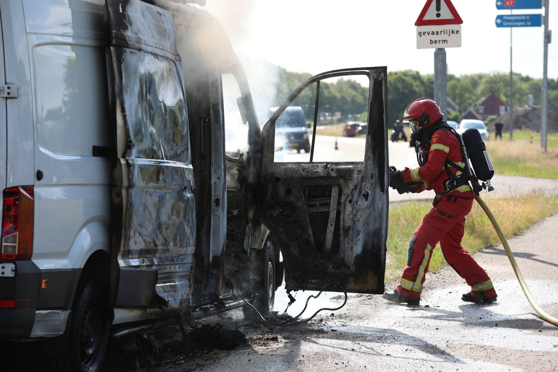 Brandweer blust uitslaande brand in bestelbus