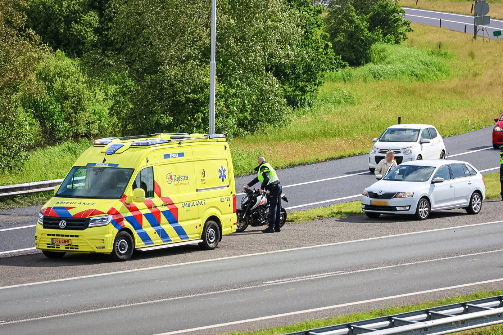 Motorrijder ten val na botsing met auto op snelweg
