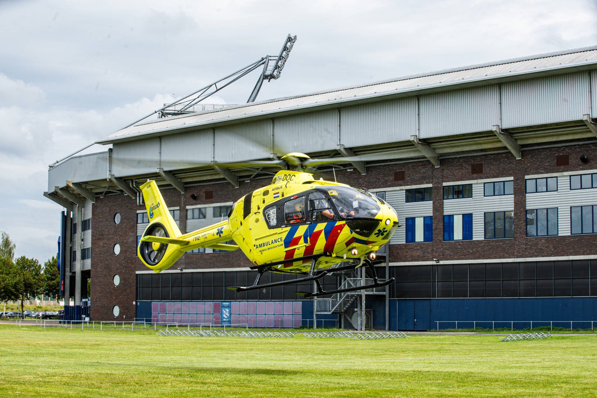 Traumahelikopter landt naast Abe Lenstrastadion