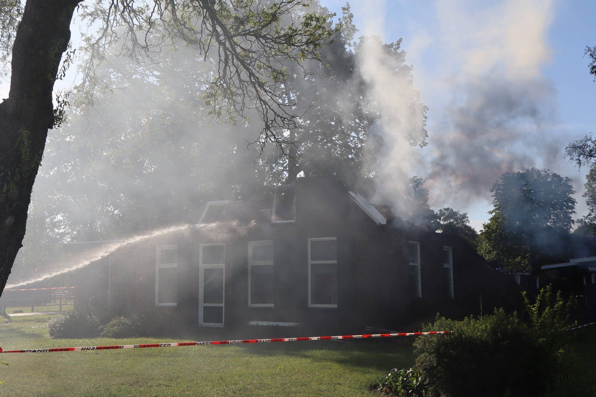 Woonboerderij verwoest door brand na blikseminslag