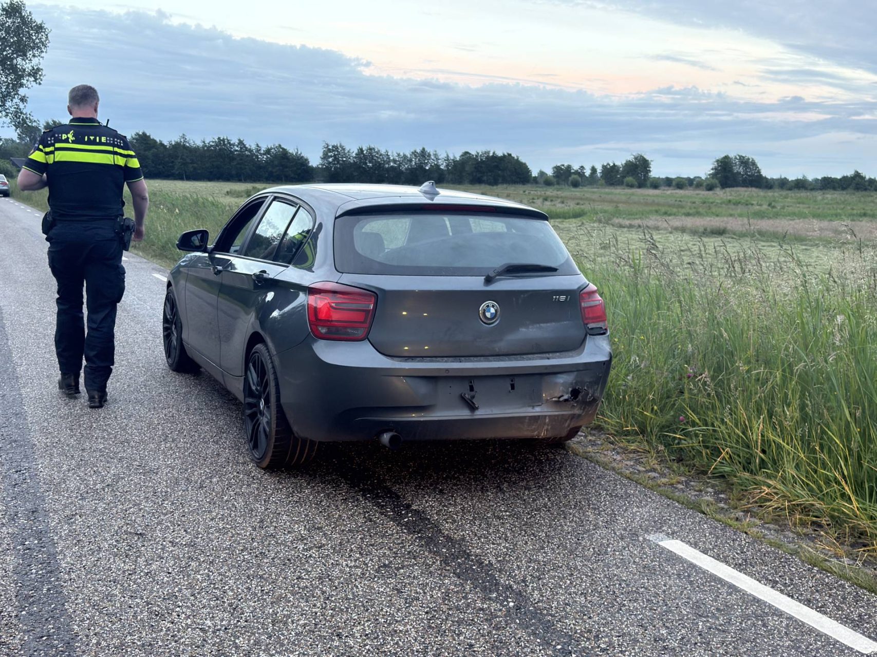 Mannen slaan autorramen in met knuppels, meerdere aanhoudingen