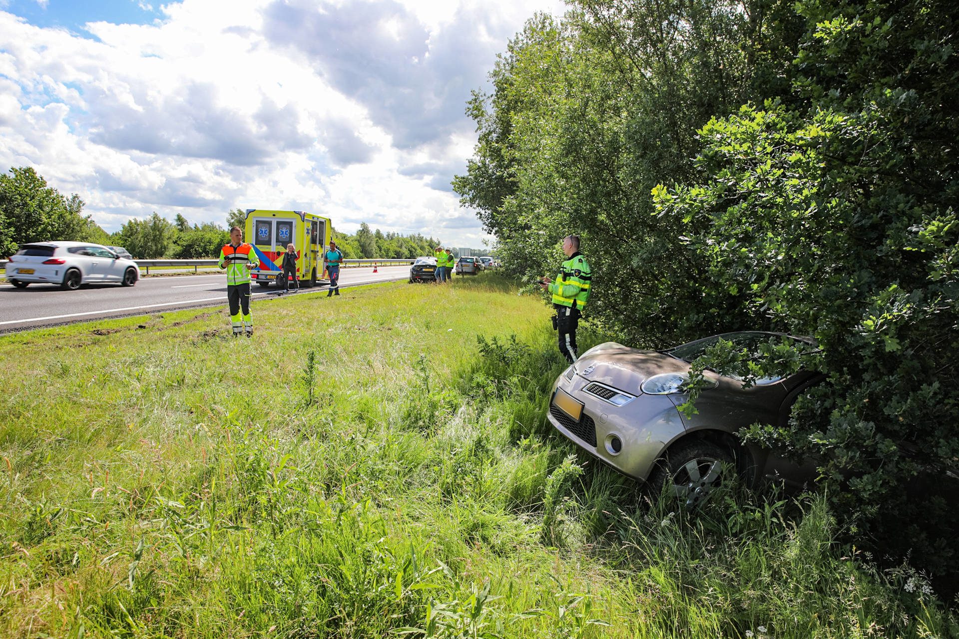 Automobilist raakt van de weg en belandt in bosschage