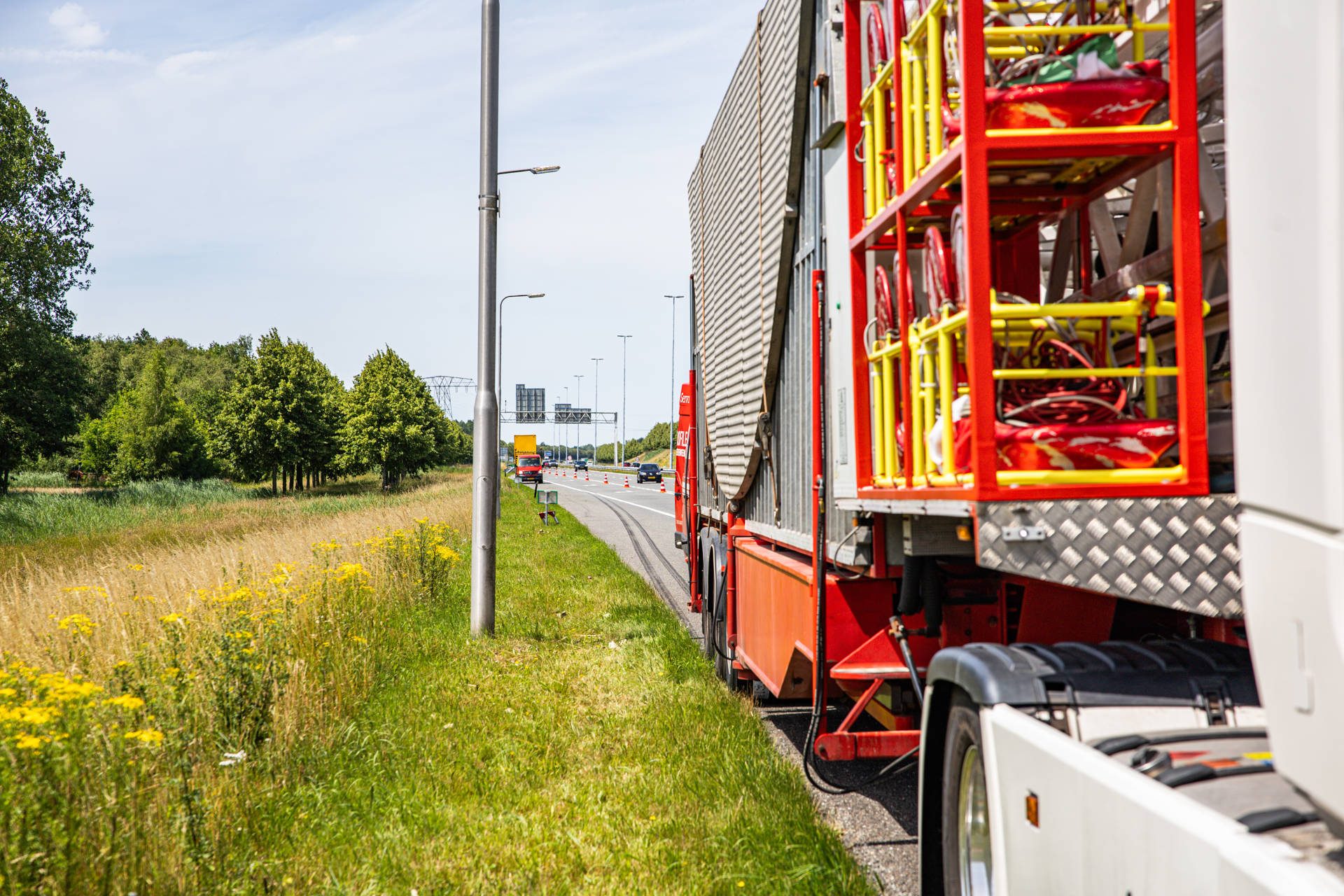Afrit afgesloten door vrachtwagen met klapband