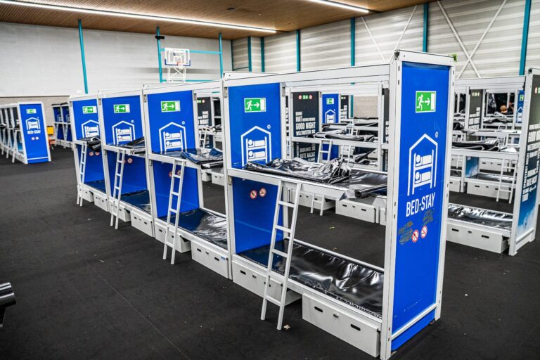 Eerste asielzoekers aangekomen bij tijdelijke nachtopvang in sporthal