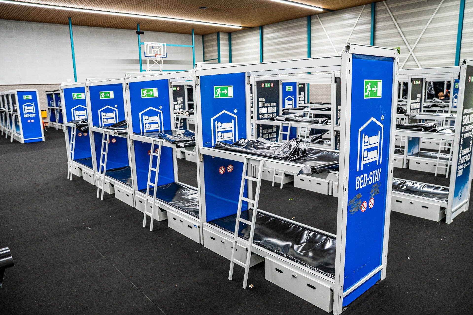 Eerste asielzoekers aangekomen bij tijdelijke nachtopvang in sporthal