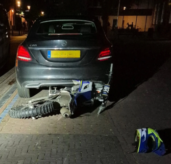 Jongen (16) aangehouden na botsing met politiemotor