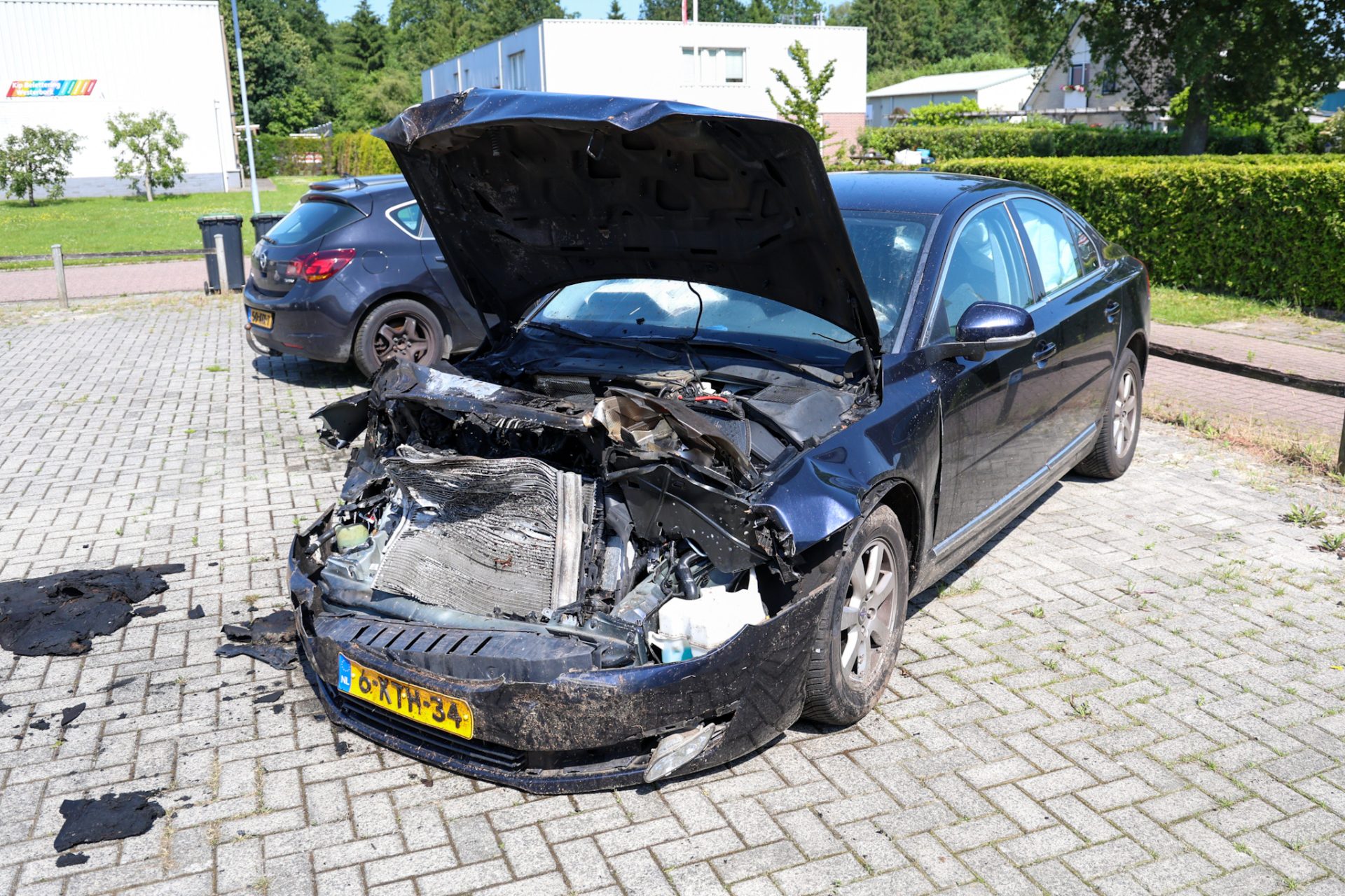 Personenauto vliegt spontaan in brand op terrein schadeherstelbedrijf