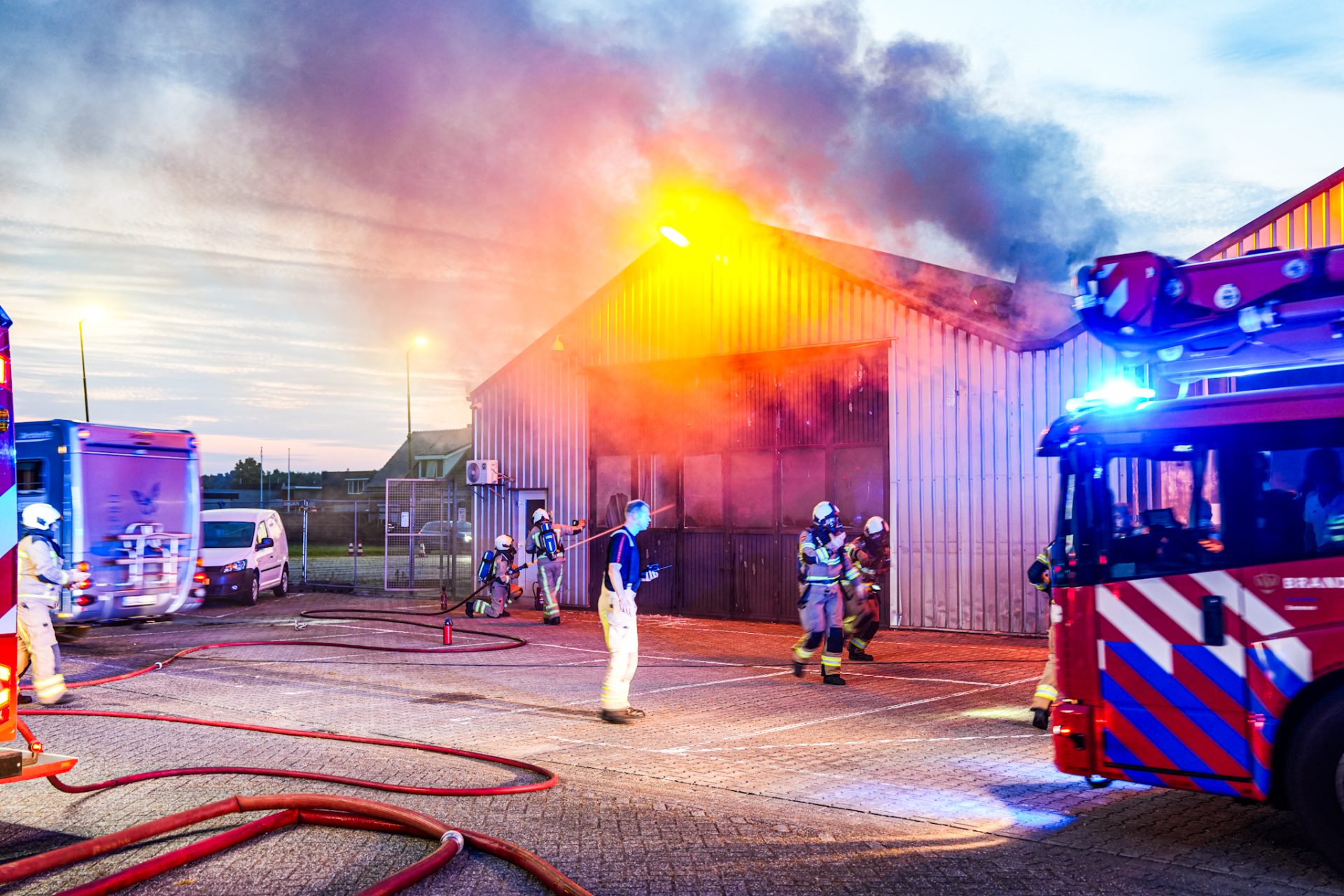 Grote brand in loods: brandweer massaal ingezet
