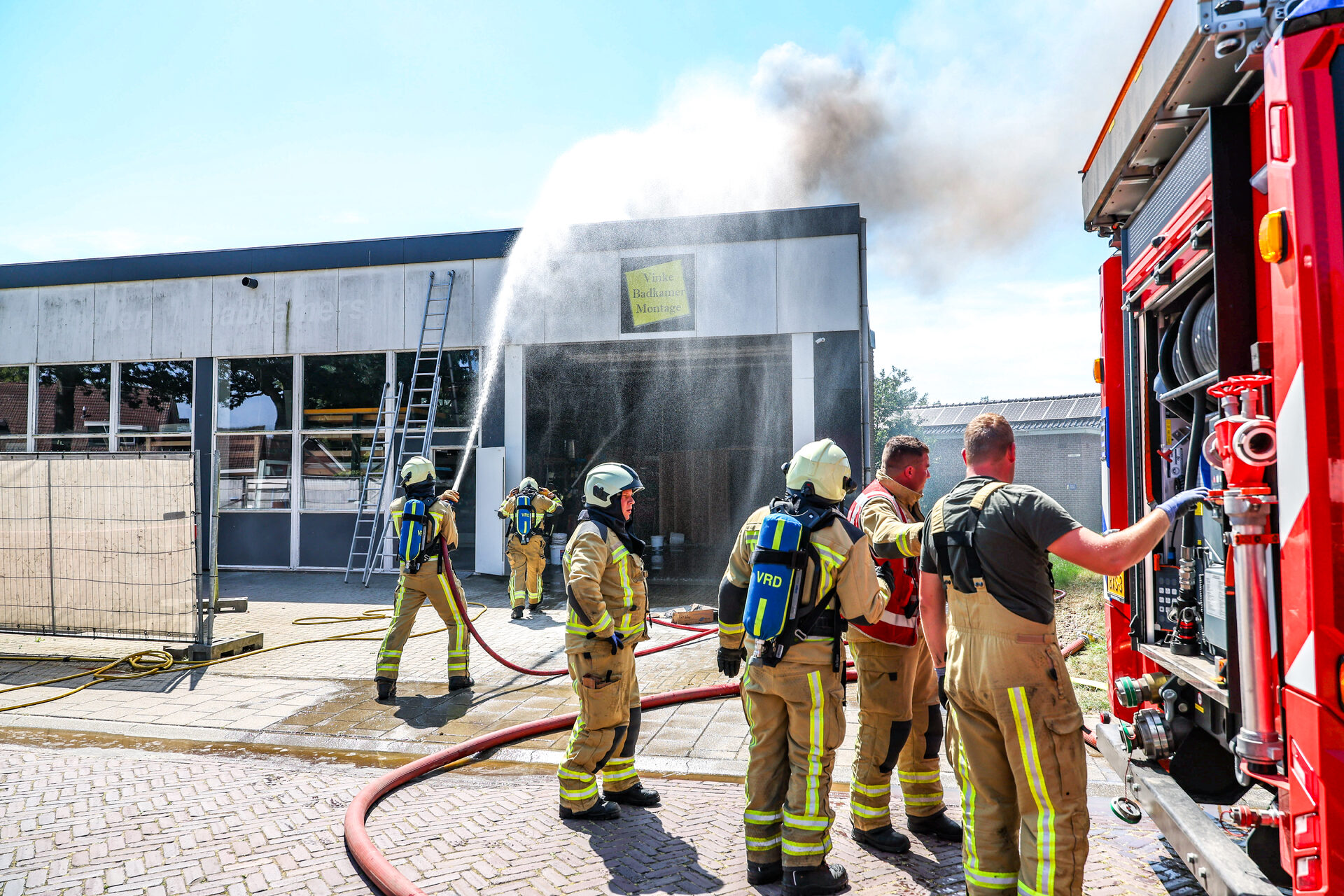 Uitslaande dakbrand bij pand, middelbrand opgeschaald
