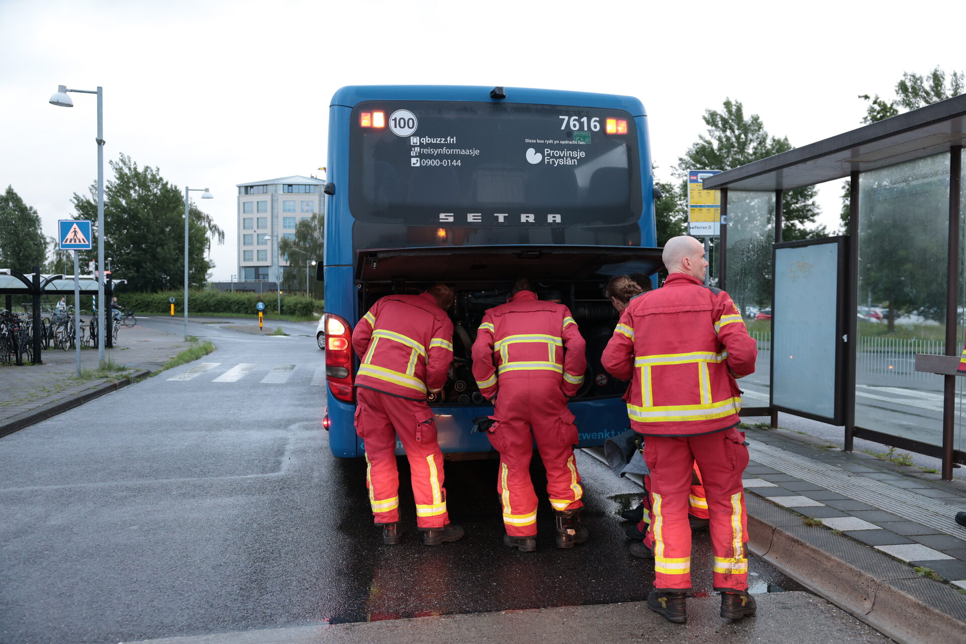 Brandweer controleert lijnbus na brandlucht bij bushalte