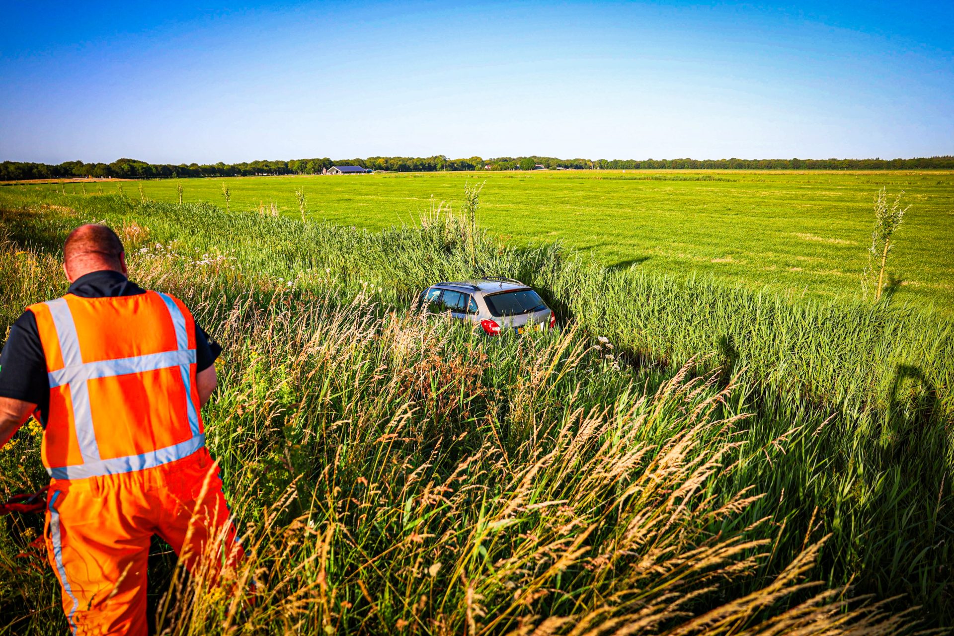 Auto belandt in sloot langs snelweg