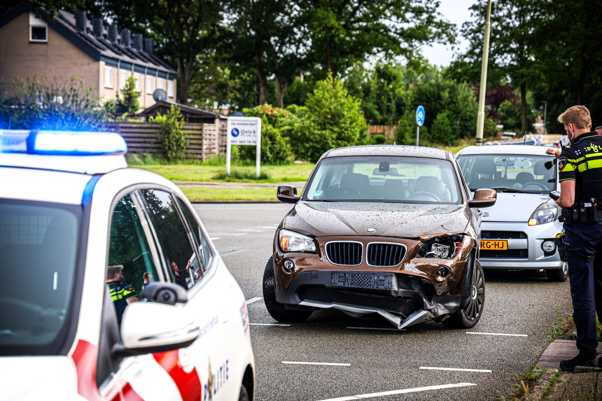 Twee auto’s botsen op kruispunt