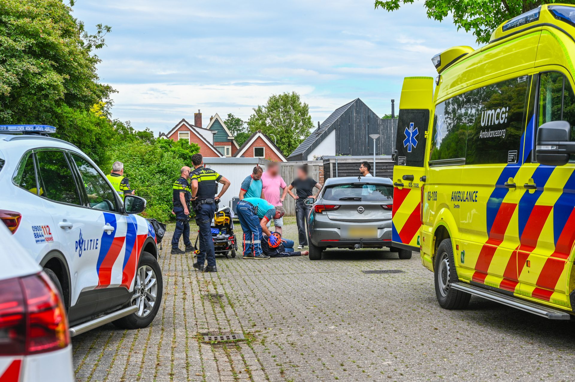 Oudere man op fiets gewond bij botsing met auto