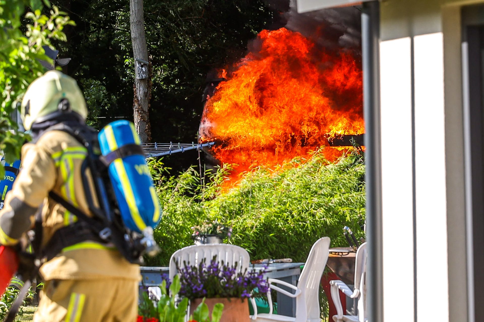 Felle brand in schuur zorgt voor flinke rookontwikkeling
