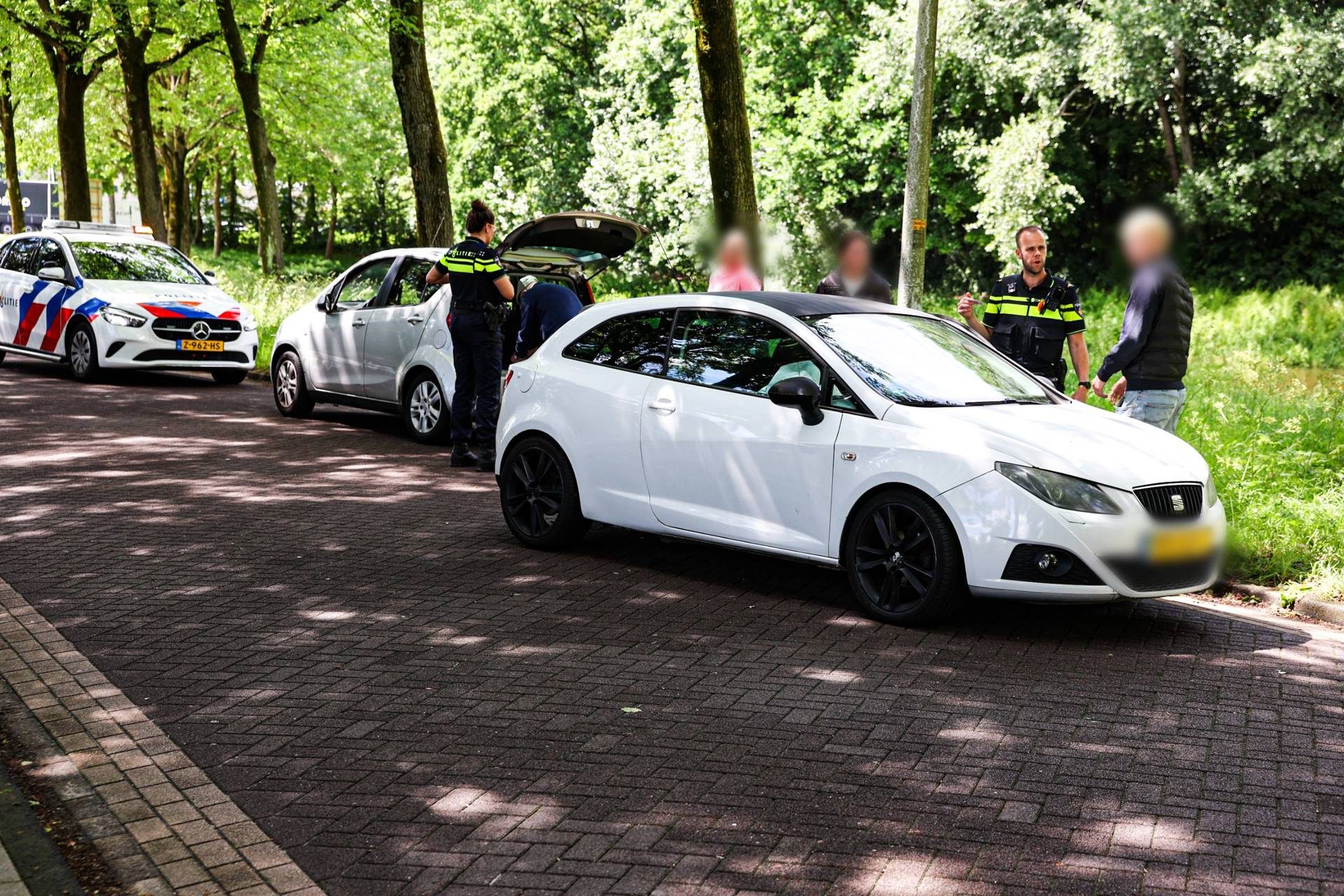 Twee auto’s botsen bij wegversmalling