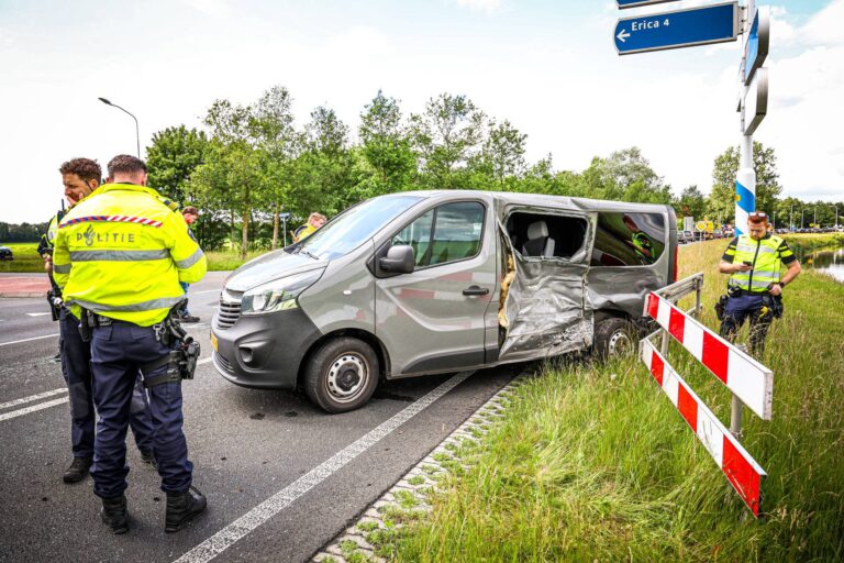 Pick-uptruck en busje botsen op kruispunt