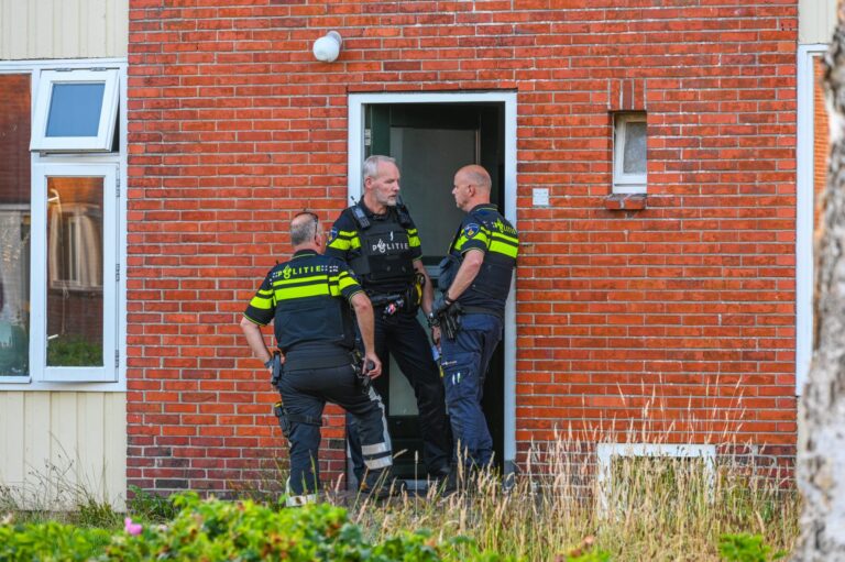 Politie doet inval en doorzoekt woning met speurhond
