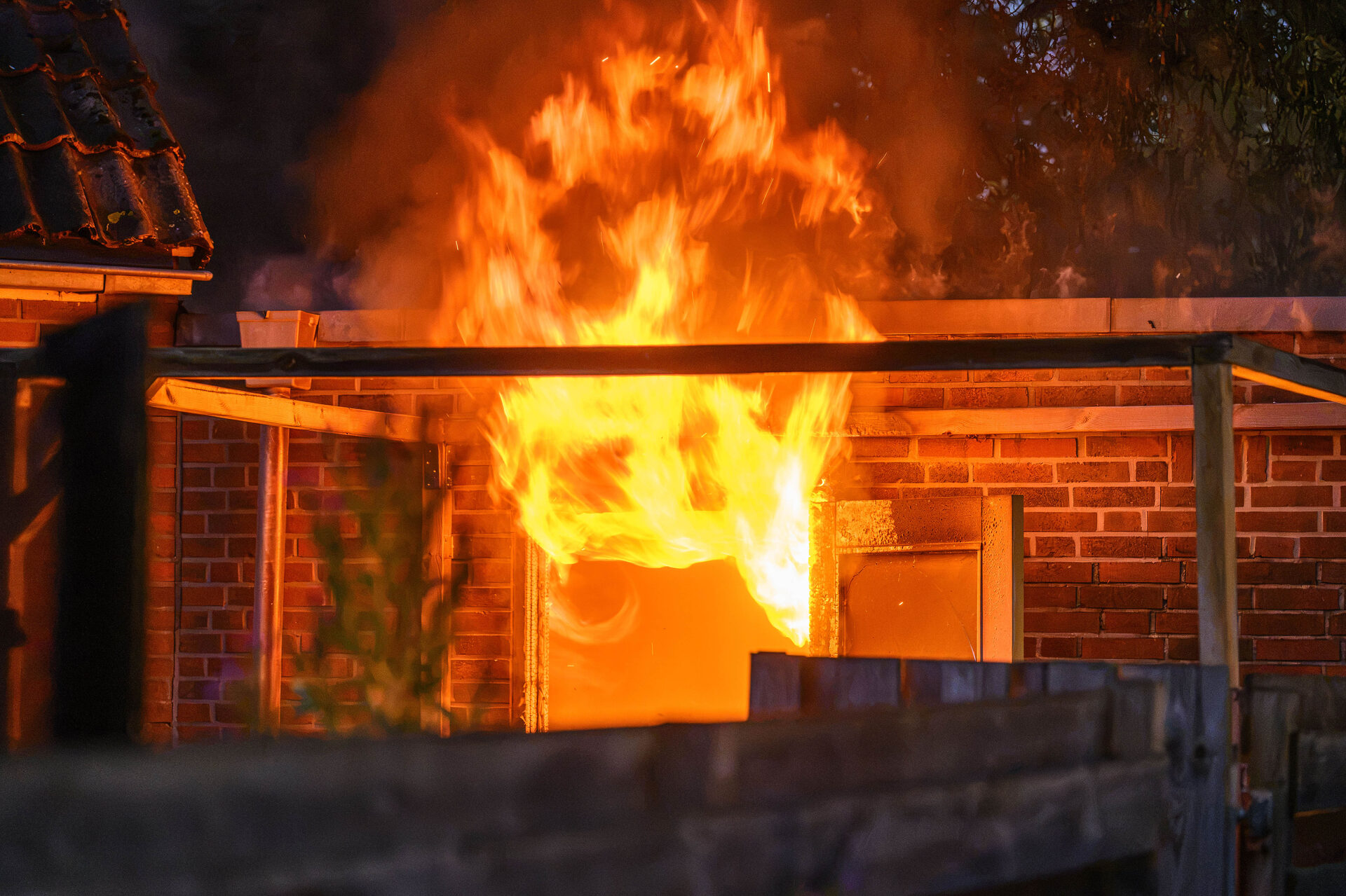 Uitslaande brand verwoest schuur achter woning