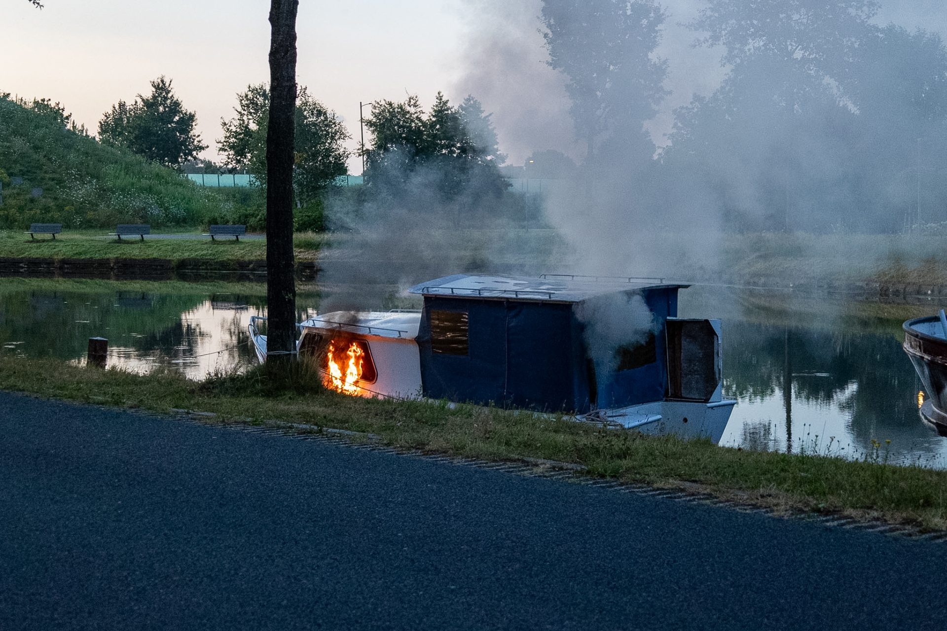 Klein bootje deels in brand