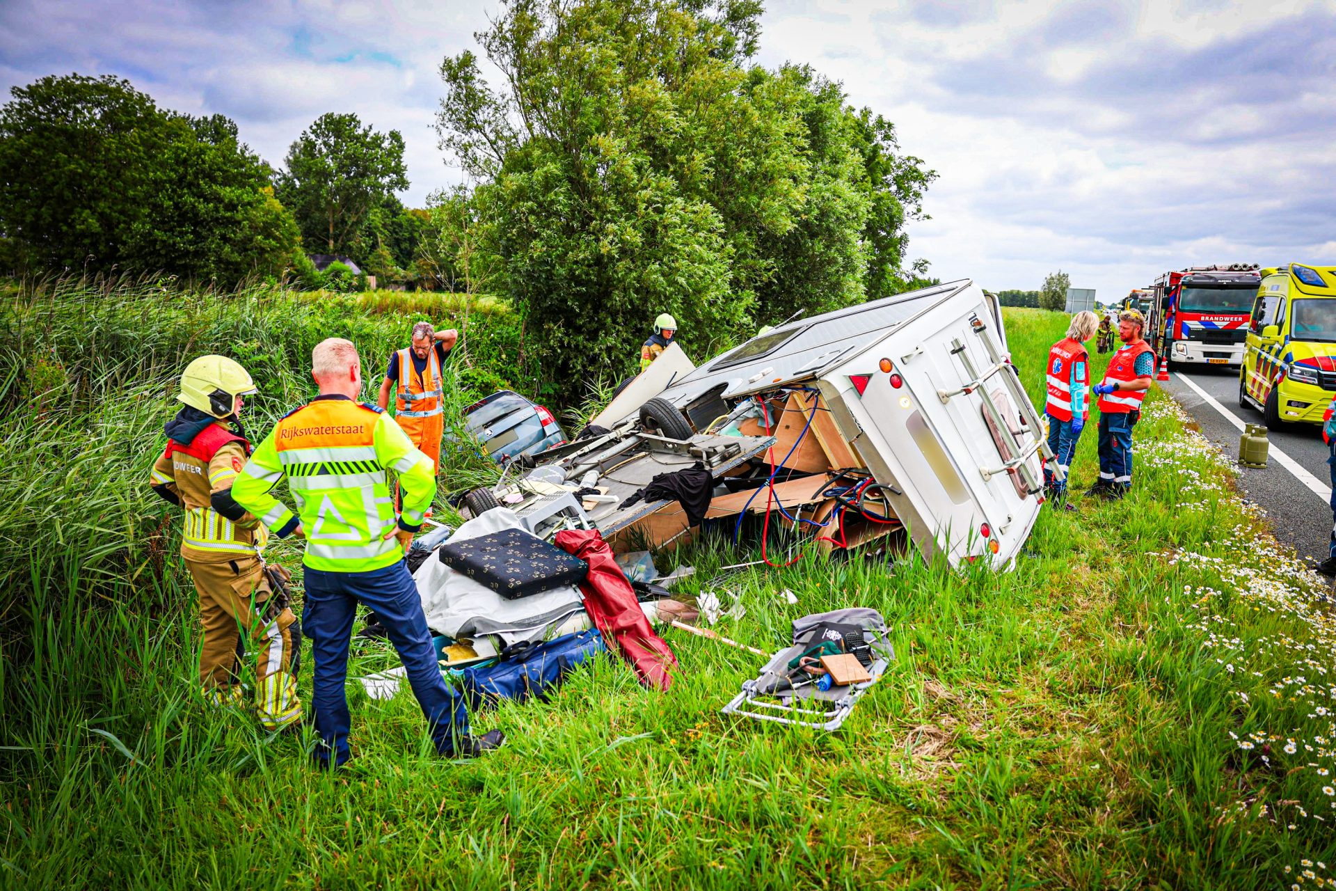 Auto en caravan van de weg geraakt op provinciale weg
