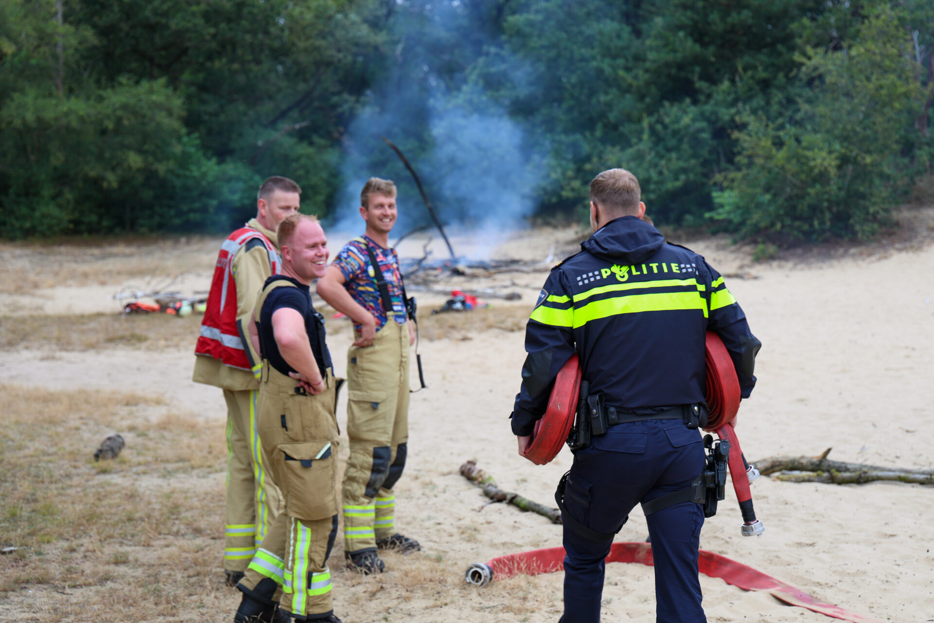 Brandweer voorkomt natuurbrand door brandend XXL-kampvuur