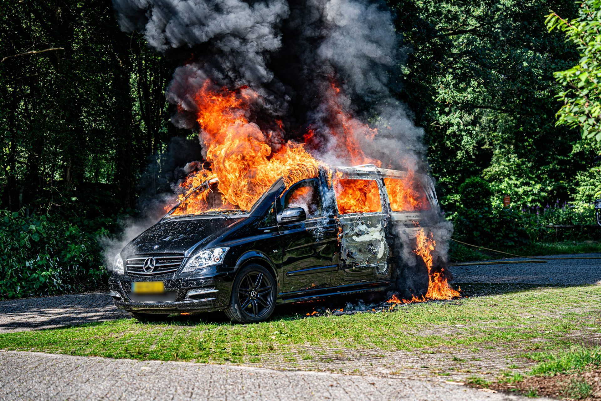 Geparkeerd bestelbusje verwoest door brand