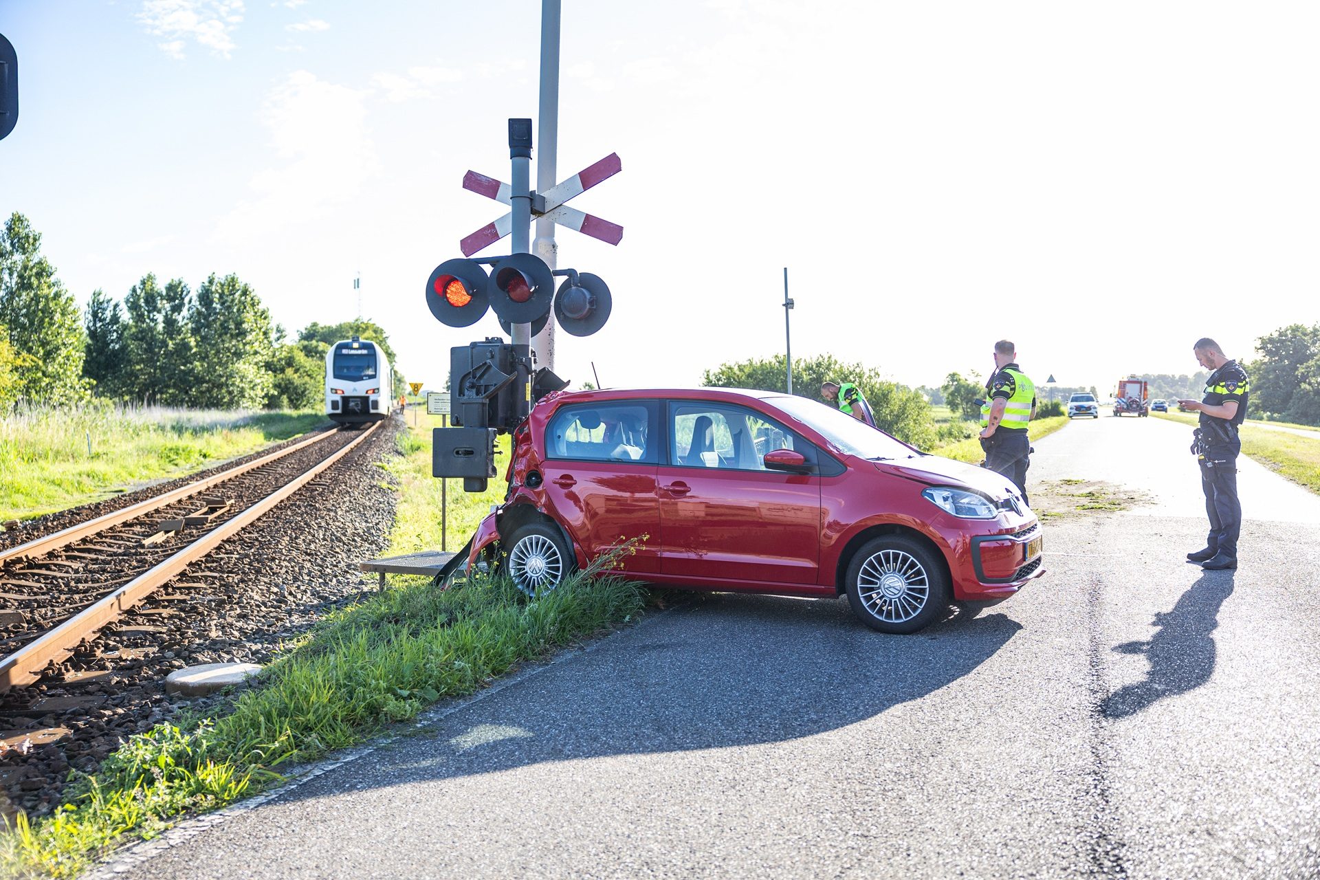 Auto geramd door trein op overweg