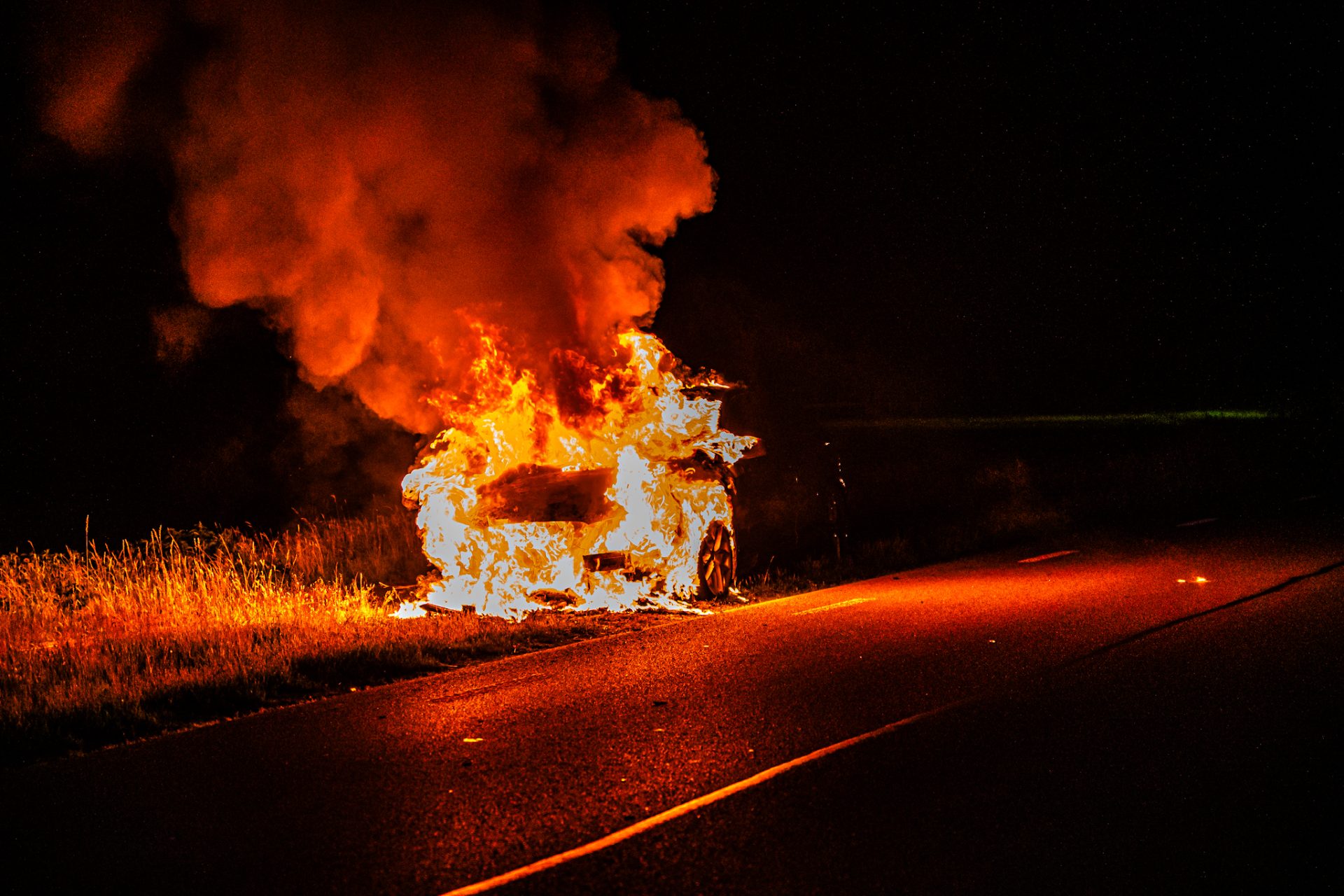 Auto vliegt in brand tijdens rijden, bestuurder met schrik vrij