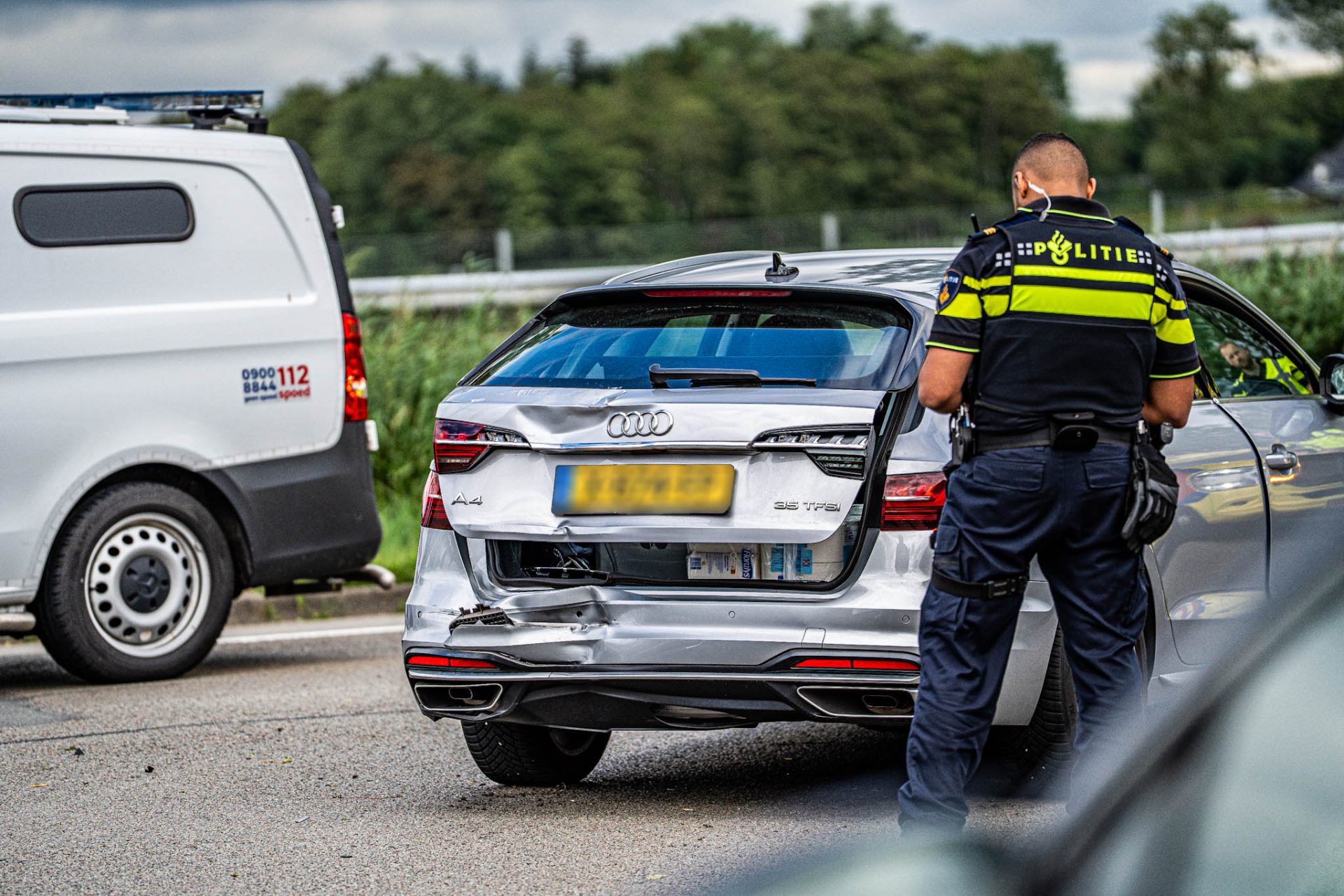 Twee auto’s botsen op elkaar