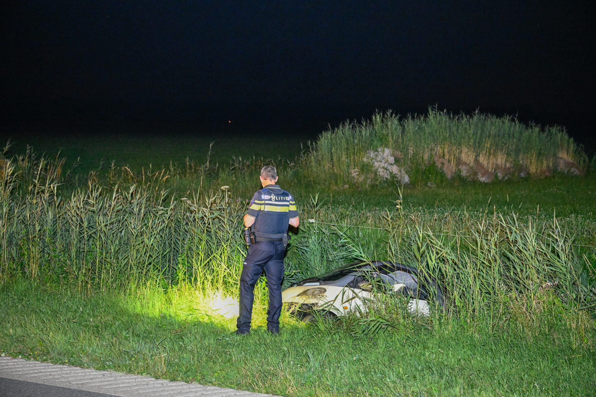 Auto raakt van de weg en beland in sloot