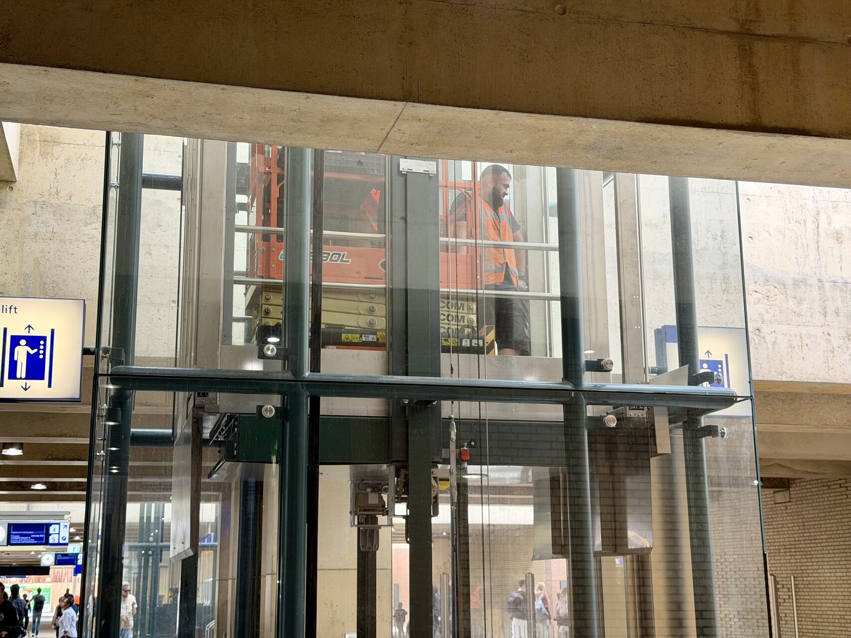 Bouwvakker vast in defecte lift op station