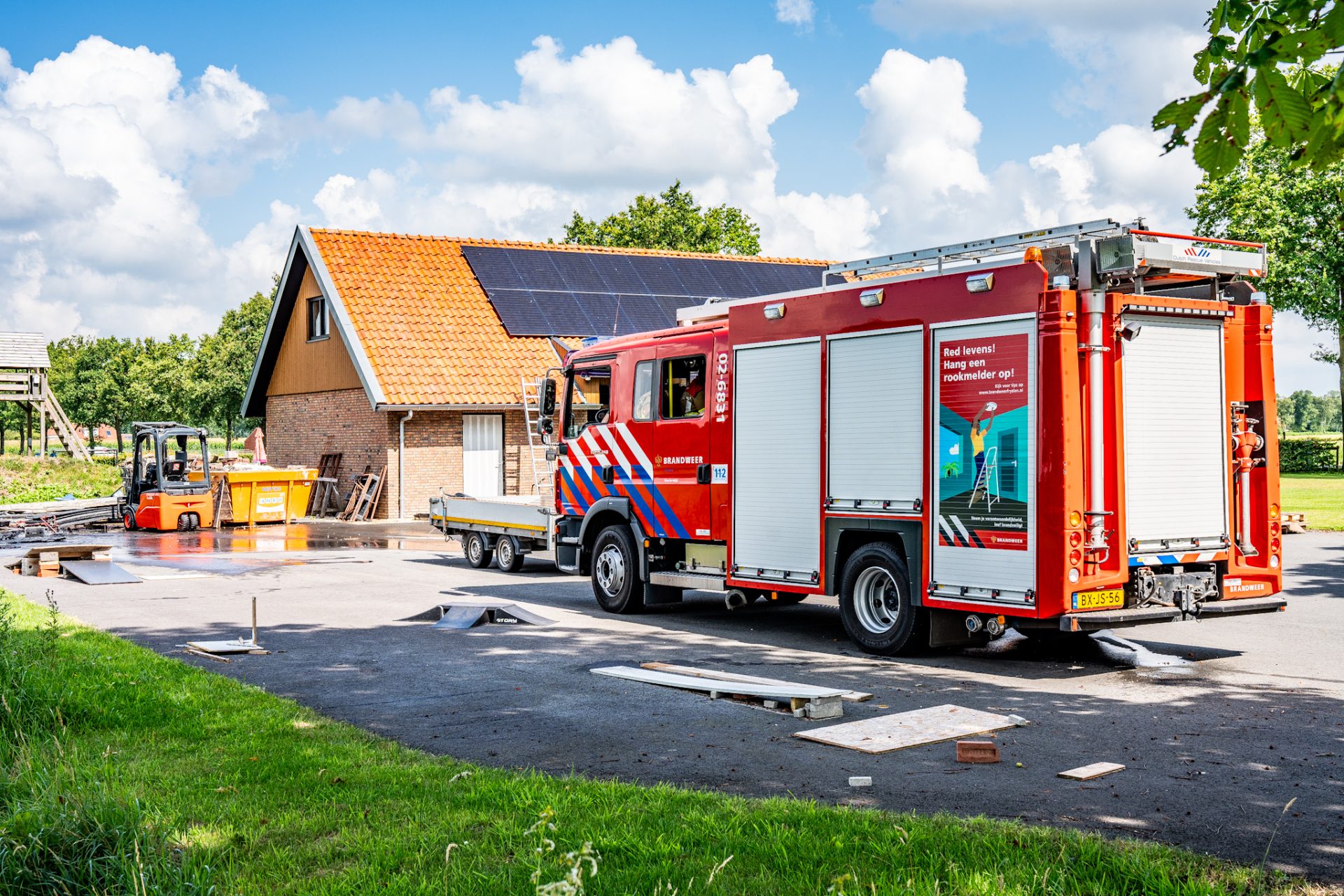 Heftruck vat vlam op oprit van woning