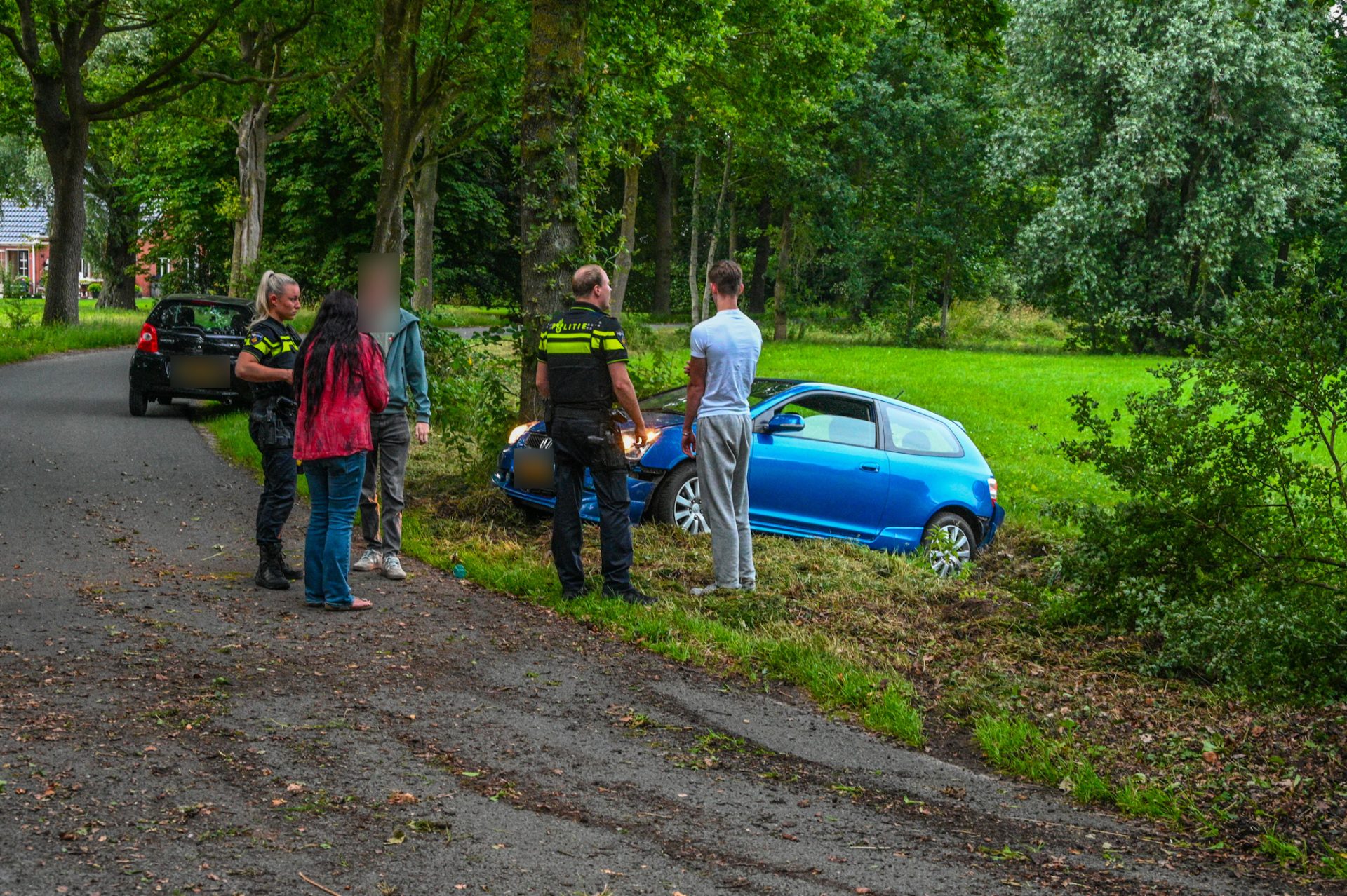 Auto botst tegen boom en belandt in sloot