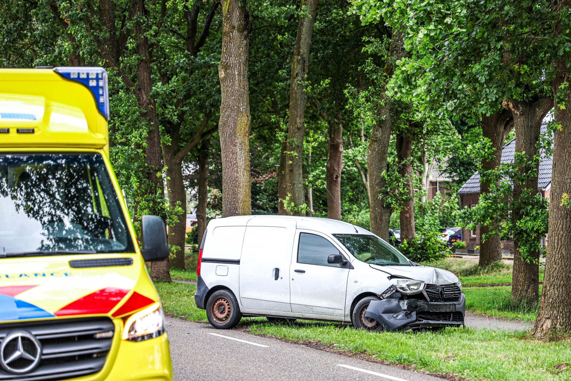 Gewonde nadat bestelbus op aanhanger botst