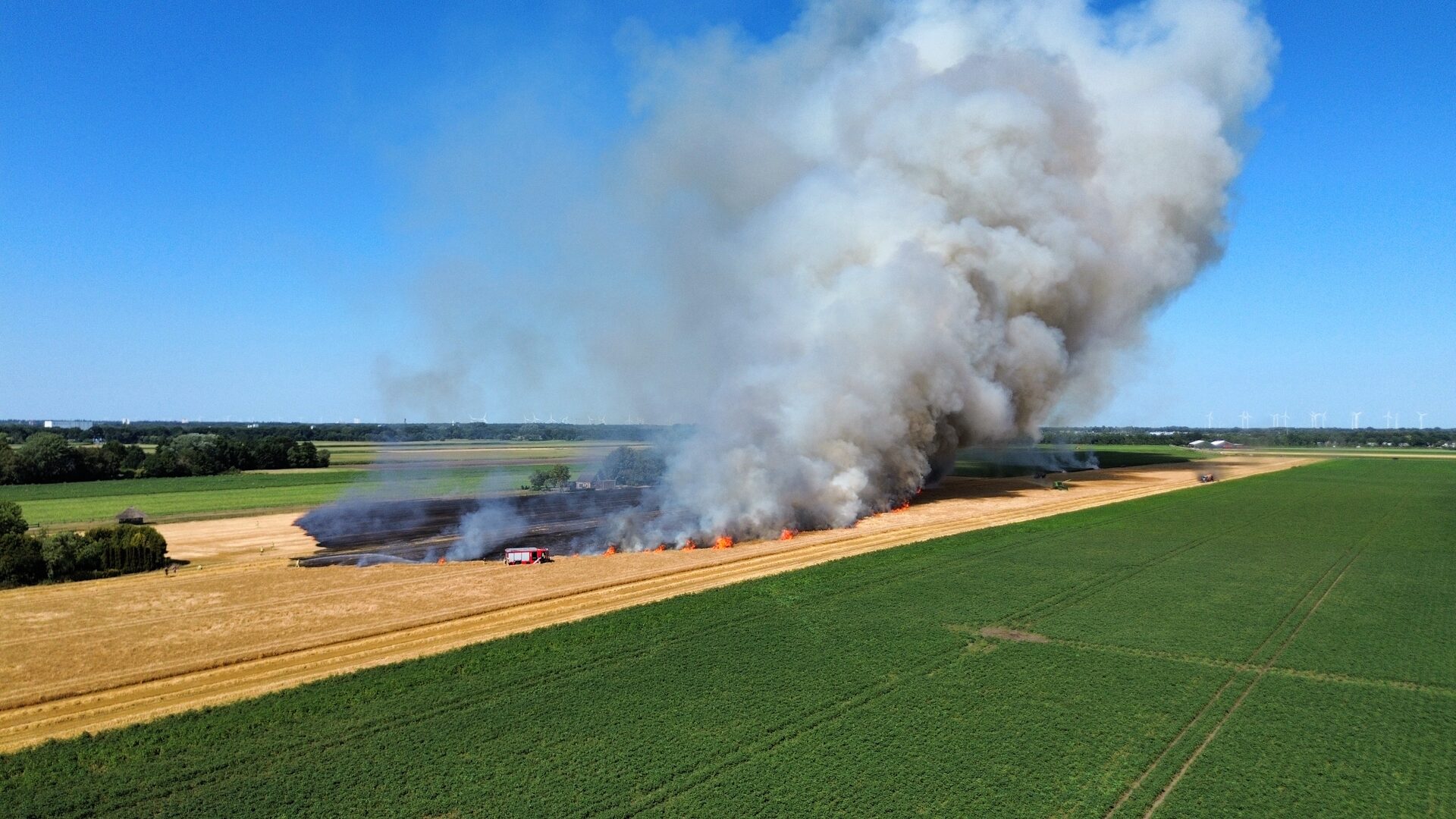 Flinke rookwolken door akkerbrand