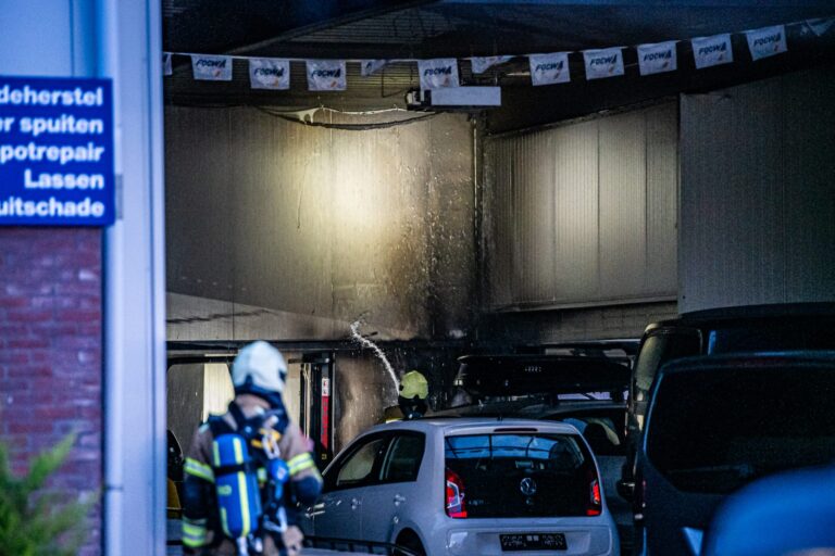 Grote brand bij autobedrijf