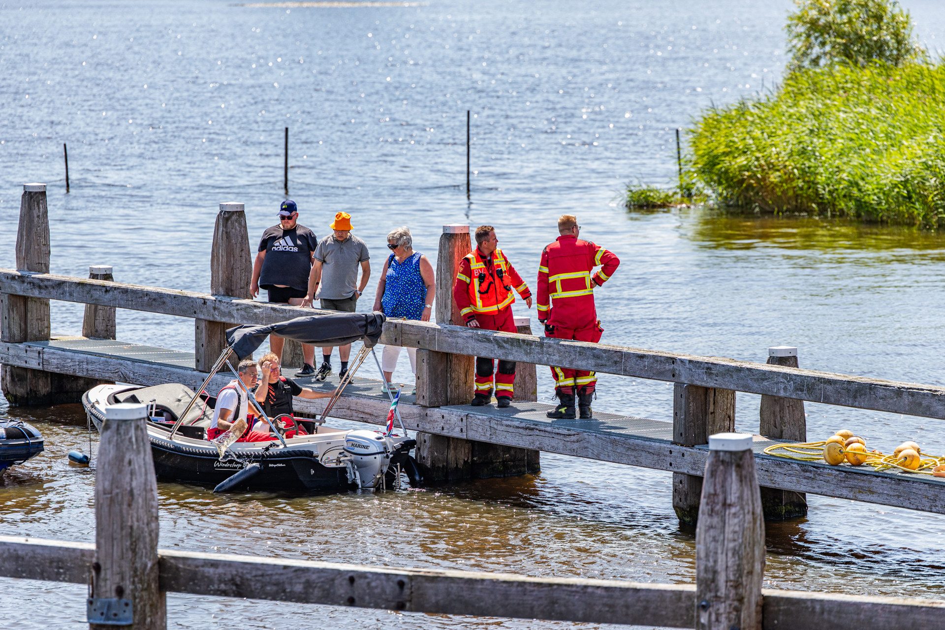 Bootje maakt water en dreigt te zinken, opvarenden redden zich naar de kant