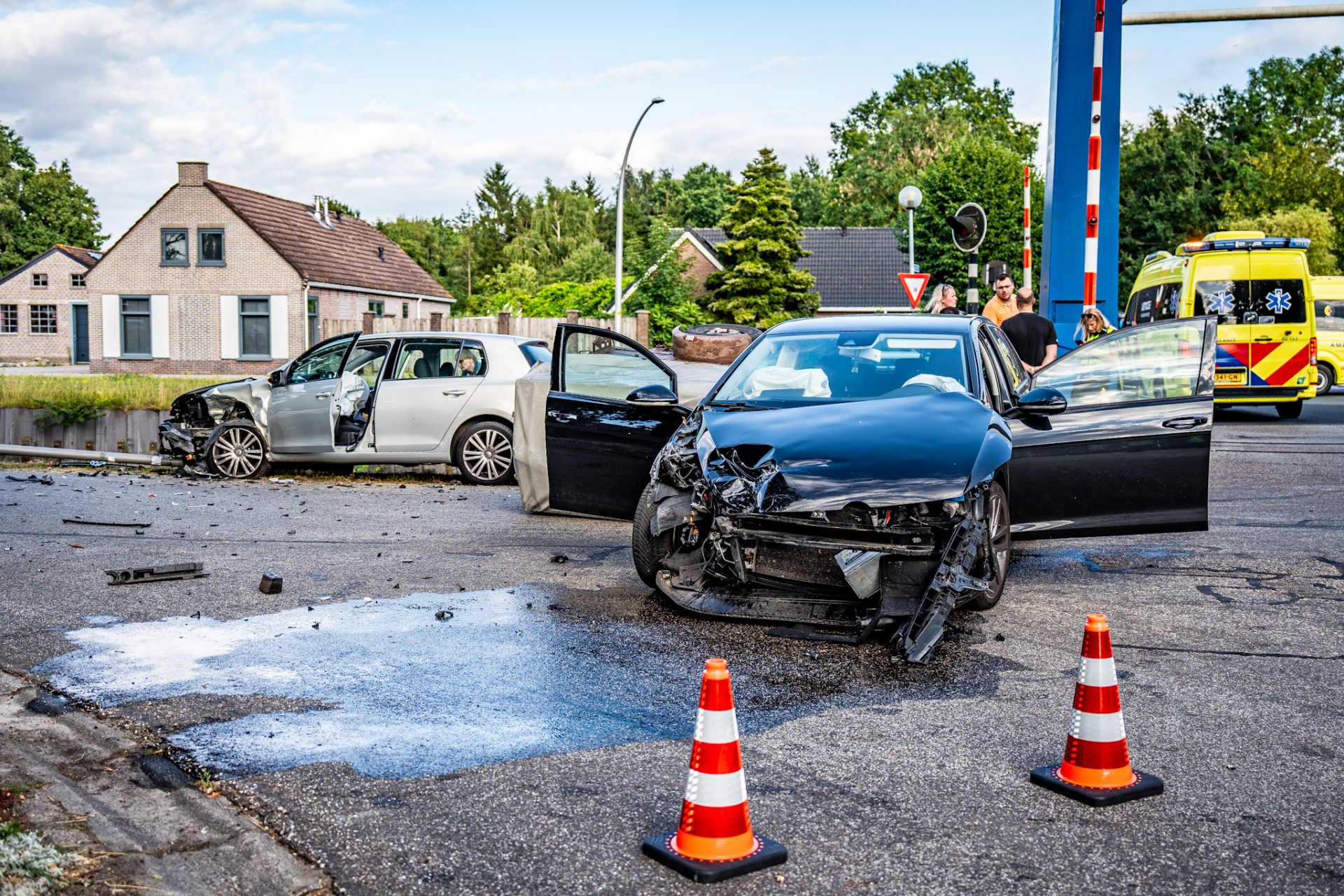 Twee auto’s botsen op kruising