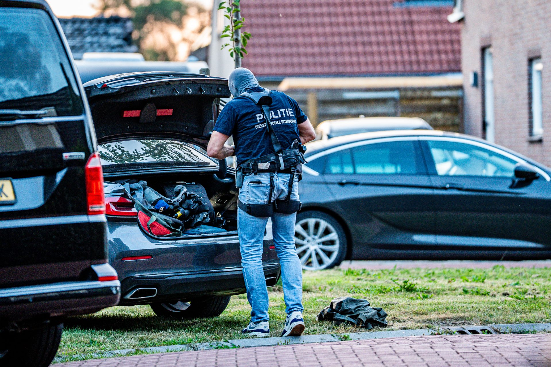 Verwarde vrouw op dak zorgt voor grote hulpdiensteninzet