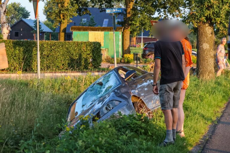 Auto belandt in greppel na botsing met fietser
